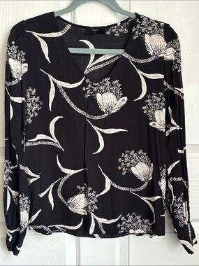 TAHARI Black viscose blouse with white floral print size Small lightweight Vneck